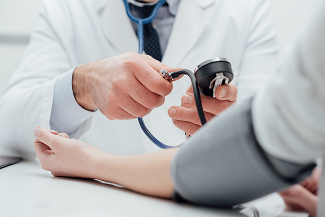 血圧を測定する男性